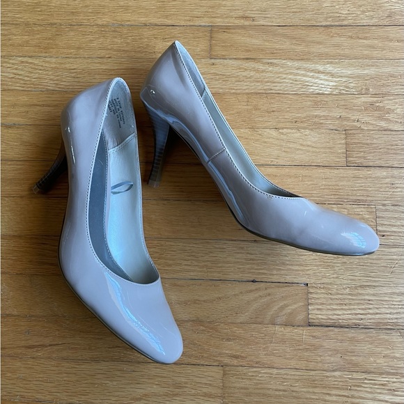 Alfred Sung Beige Patent Pumps. Size 9. Like New Condition. - Picture 3 of 7